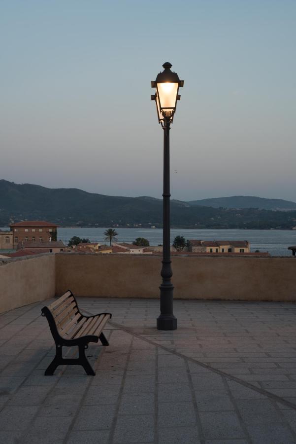 Casa Vacanze Nel Centro Storico Di 포르토페라이오 외부 사진