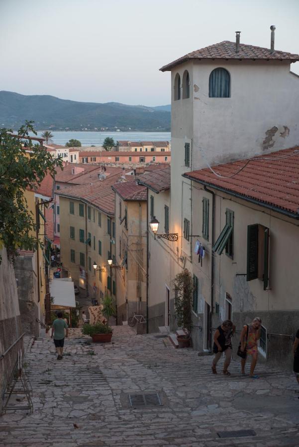 Casa Vacanze Nel Centro Storico Di 포르토페라이오 외부 사진
